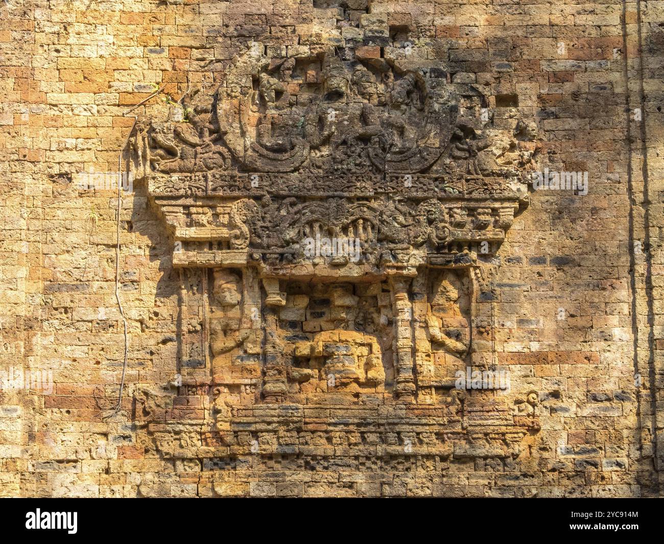 Palazzo volante sul muro di mattoni della torre ottagonale a Prasat Sambor, Sambor Prei Kuk, Cambogia, Asia Foto Stock