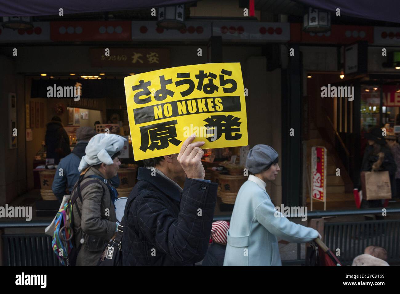 23.12.2017, Kyoto, Giappone, Asia, Un uomo protesta contro le armi nucleari in una strada principale nel centro di Kyoto, Asia Foto Stock