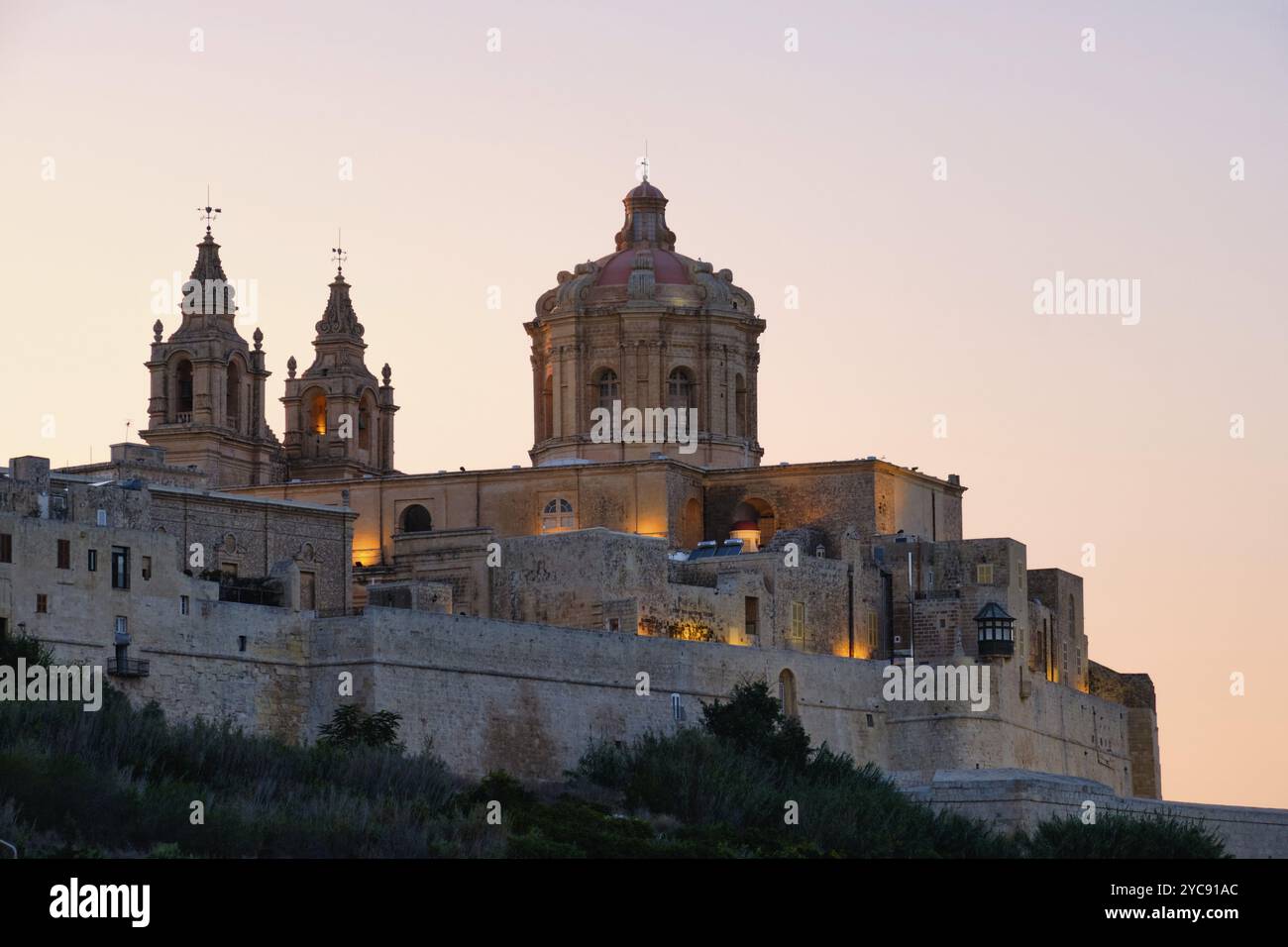 La splendida cupola e i due campanili della Cattedrale di San Paolo in cima alla città fortificata medievale, Mdina, Malta, Europa Foto Stock