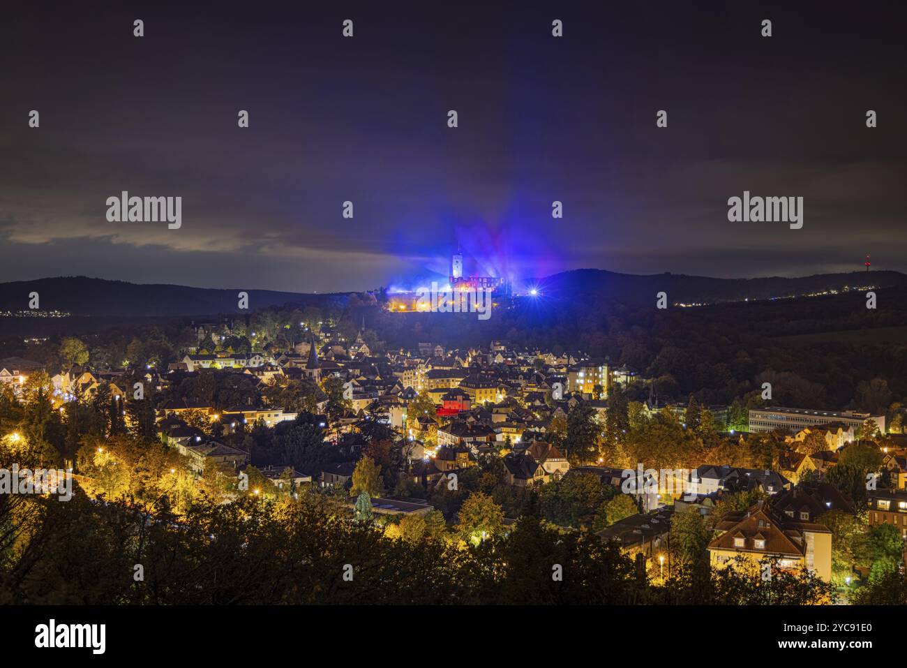 Il castello nella città di Koenigstein im Taunus è illuminato di sera. Dal 18 ottobre al 3 novembre 2024, le rovine del castello ospiteranno Foto Stock