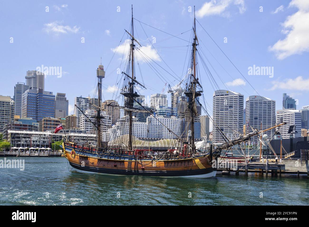 La replica della HMB Endeavour, la nave che fu salpata dal capitano James Cook nel suo primo viaggio di scoperta dal 1768 al 1771, Sydney, NSW, Australi Foto Stock