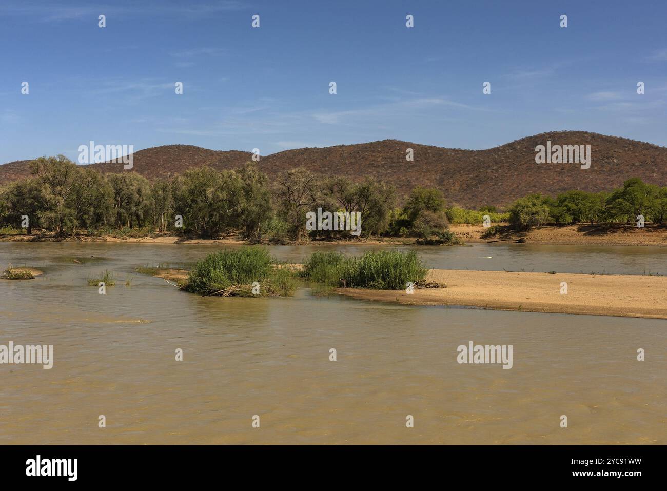 Vista panoramica del fiume Kunene, il fiume di confine tra Namibia e Angola Foto Stock