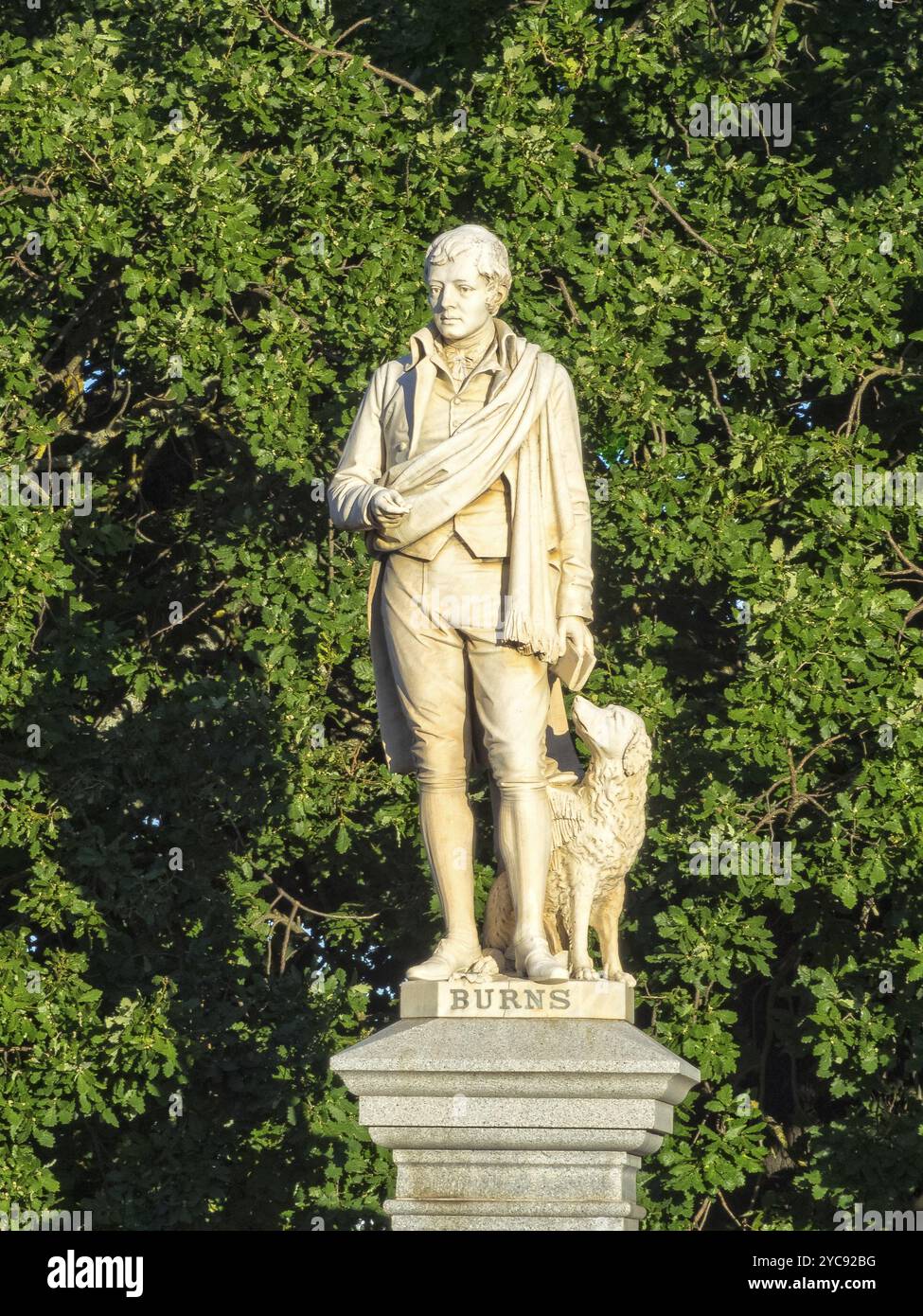 Statua in marmo di Robert Burns e del suo cane di Giovanni Udney nei Giardini Botanici di Ballarat, Ballarat, Victoria, Australia, Oceania Foto Stock