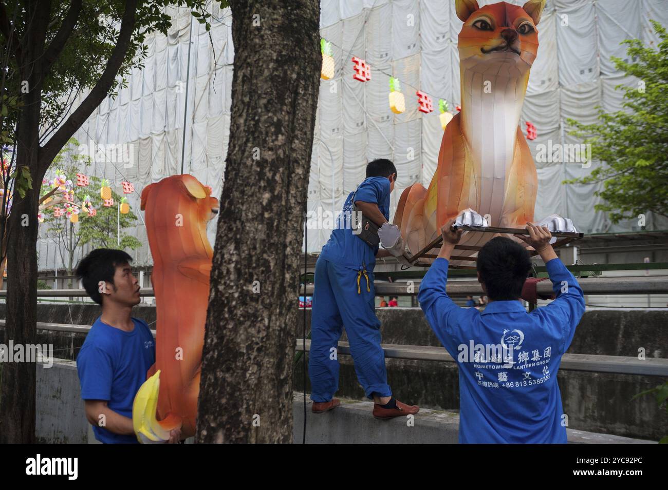 18.01.2018, Singapore, Repubblica di Singapore, Asia, i lavoratori attaccano statue di animali lungo New Bridge Road e EU Tong Sen Street nel Chinatow di Singapore Foto Stock