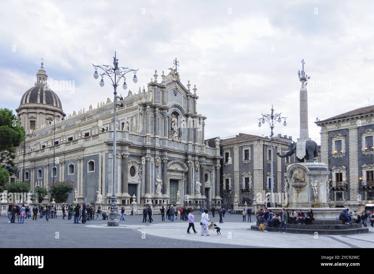 Piazza Duomo (piazze del Duomo) è il punto d'incontro popolare e affollato della gente del posto, Catania, Sicilia, Italia, 16 ottobre 2011, Europa Foto Stock