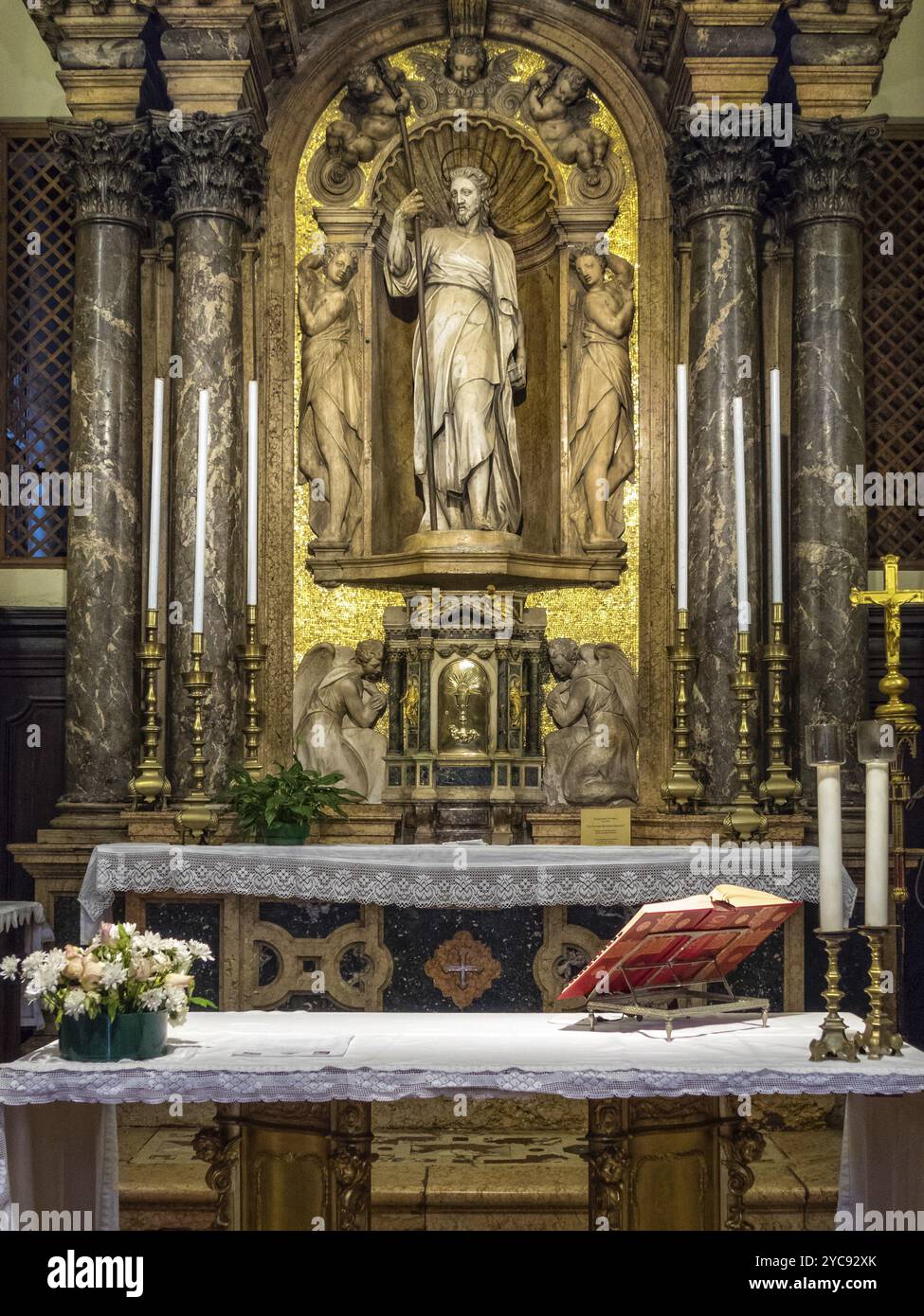 Pala d'altare di San Giacomo di Rialto che, secondo la tradizione, è la chiesa più antica della città, presumibilmente consacrata nell'anno 421, Venezia, V Foto Stock