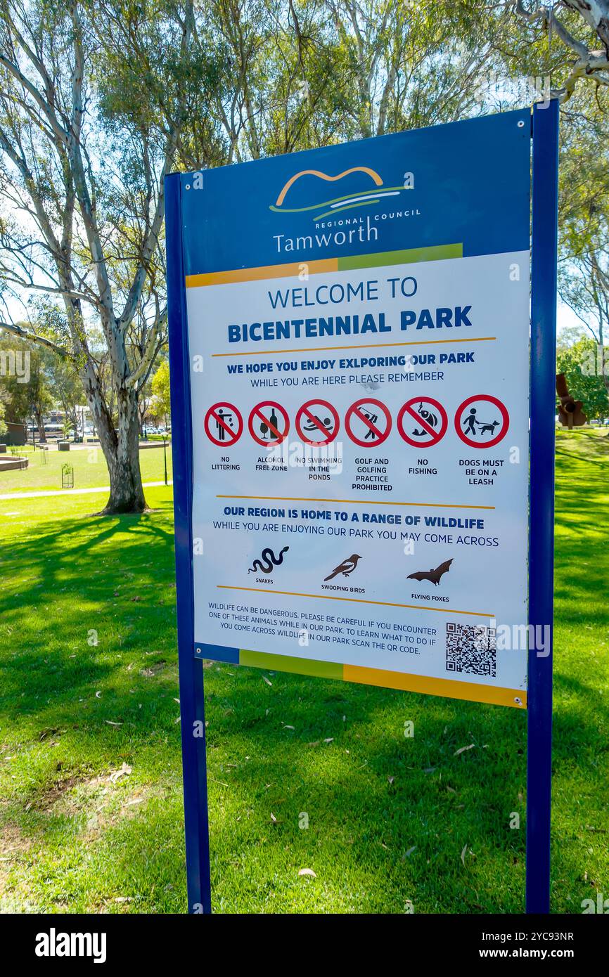 Tamworth Australia Bicentennial Park cartello di benvenuto che elenca divieti e serpenti, burd e Flying Fox Dangers. Foto Stock