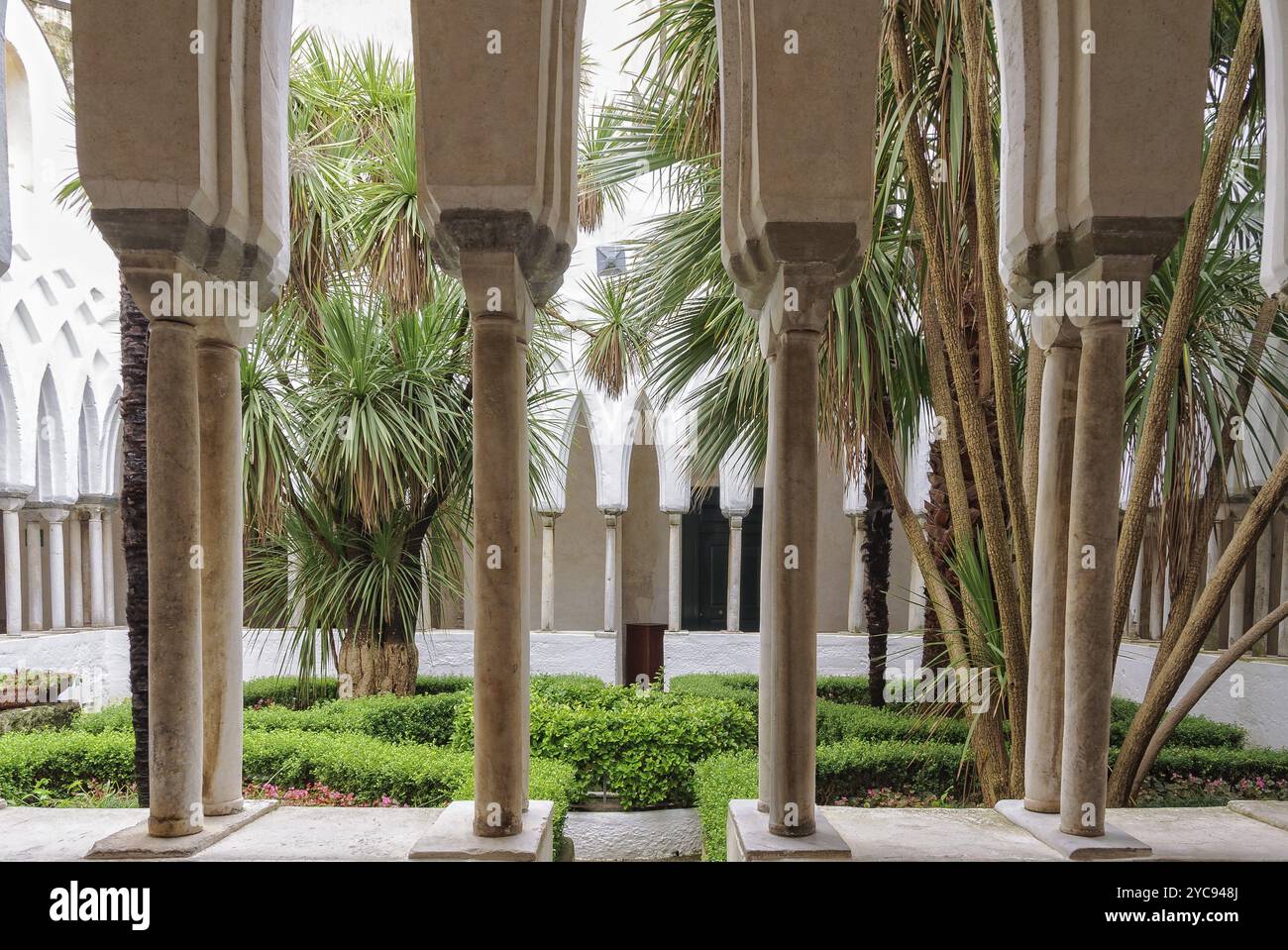 Chiostro del Paradiso con un bellissimo giardino mediterraneo nel centro, Amalfi, Campania, Italia, Europa Foto Stock