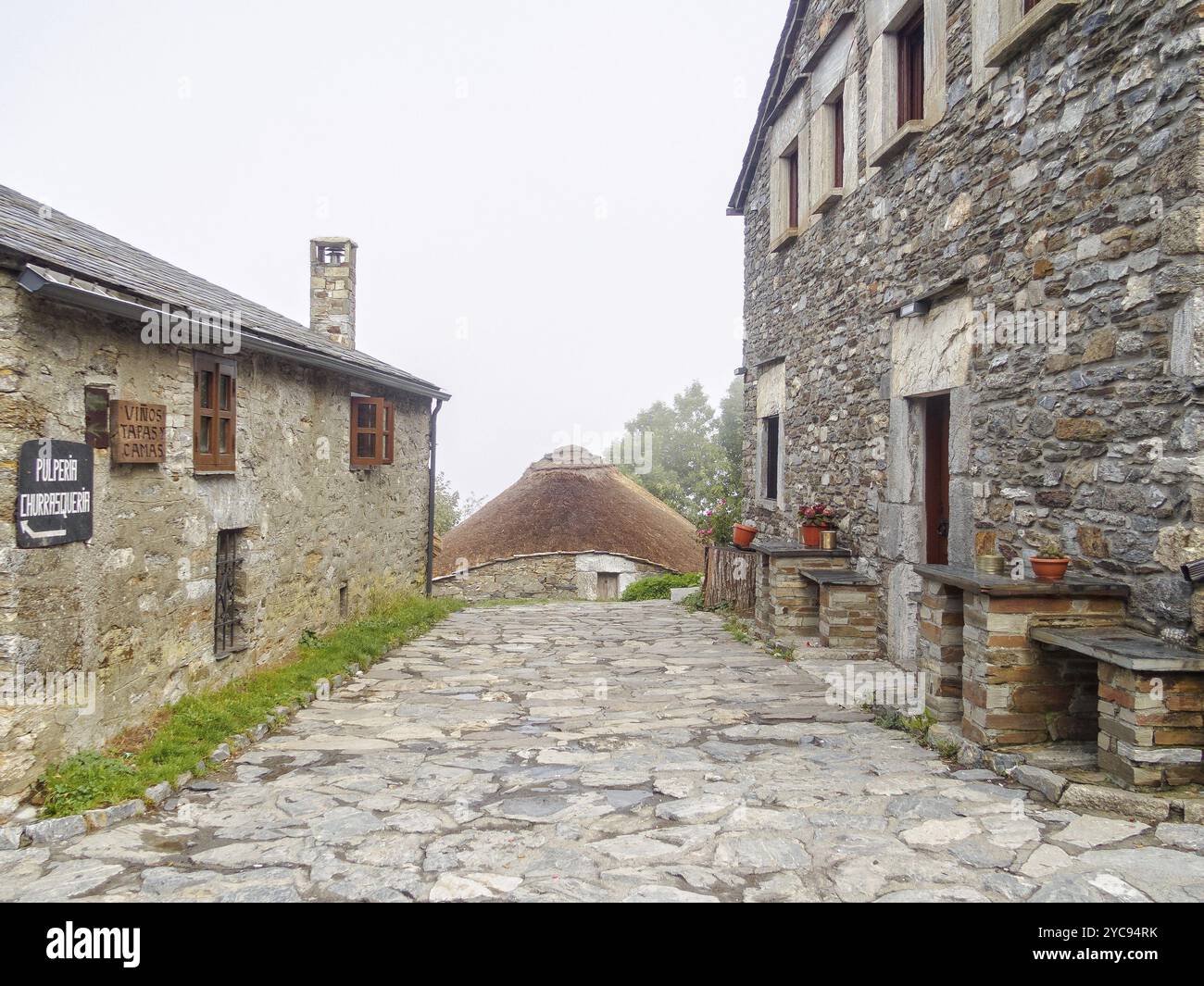 Un'umile capanna rotonda in pietra secca con tetto in paglia, chiamata palloza, parte del patrimonio celtico, o'Cebreiro, Galizia, Spagna, Europa Foto Stock