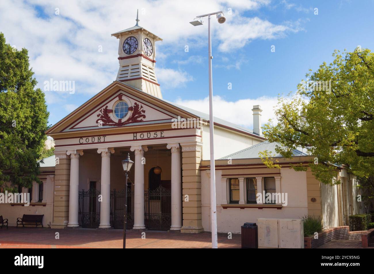 L'Old Court House è stato costruito in tre fasi tra il 1859 e il 1878 ed è il più antico edificio pubblico rimasto in città, Armidale, NSW, Australia, Oregon Foto Stock