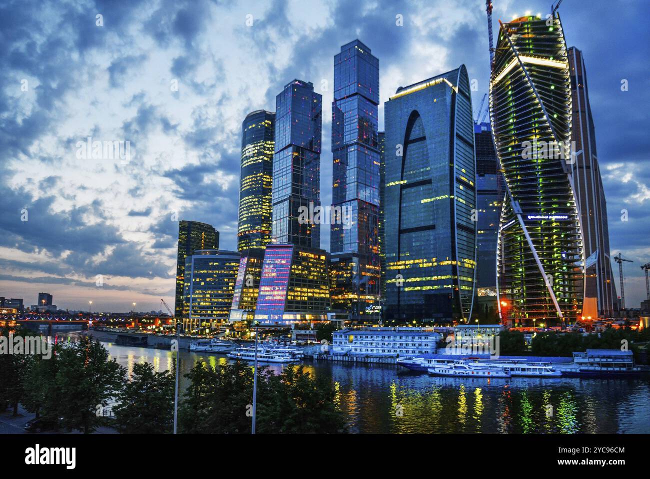 La città di Mosca, tramonto. Fiume Mosca e giorno d'estate, gruppo russo di grattacieli - molto a lungo costruito e non finito fino ad ora Foto Stock