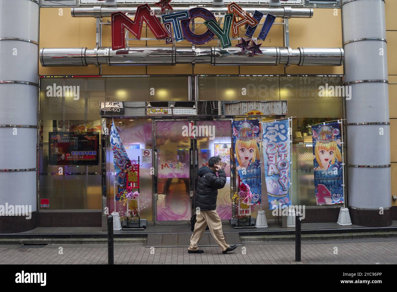 31 dicembre 2017, Tokyo, Giappone, Asia, Un uomo cammina davanti a una sala giochi Pachinko a Tokyo la mattina presto. Il Giappone genera più del 4% del suo OD lordo annuo Foto Stock