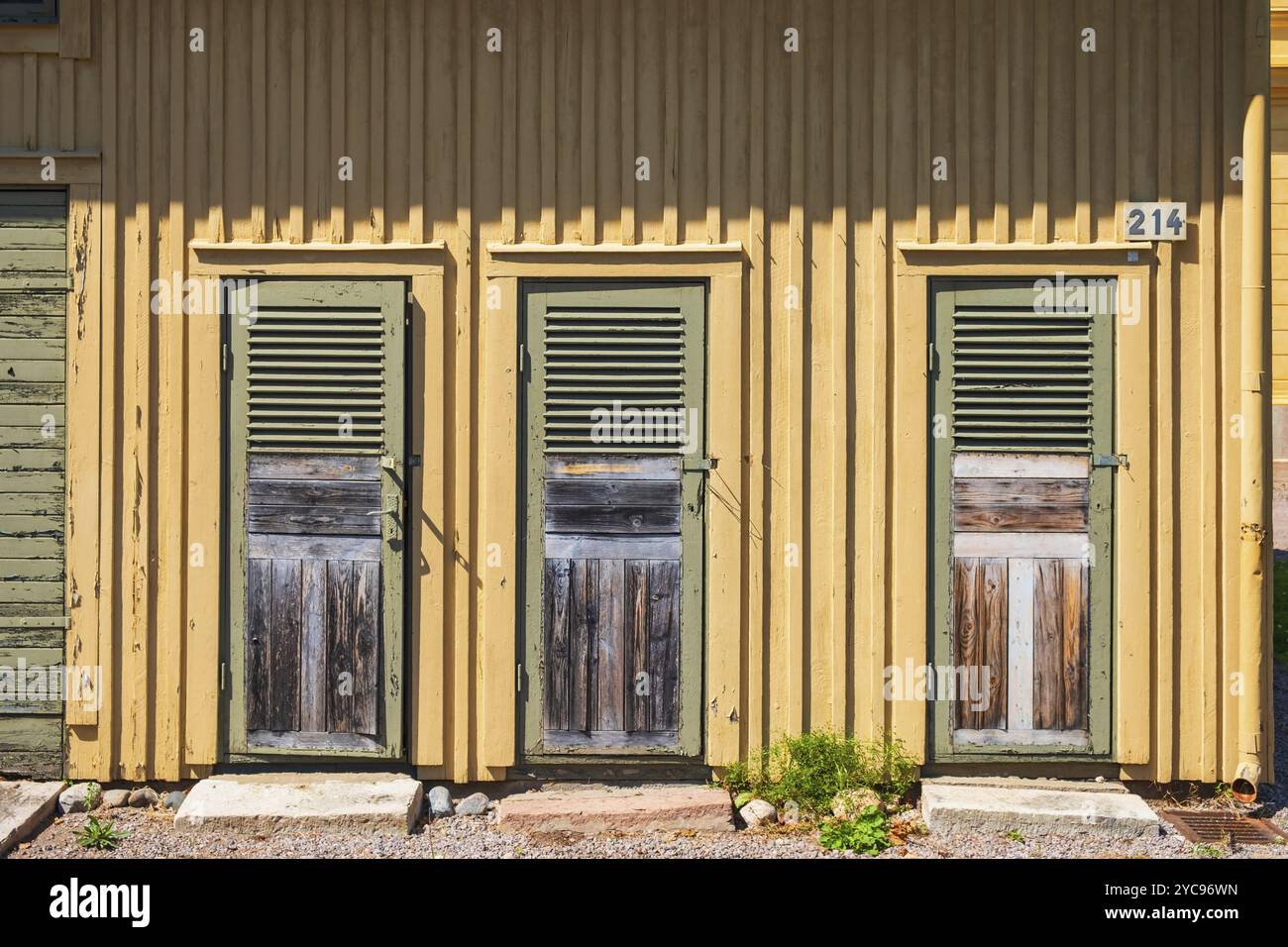 Cortile con vecchie case Foto Stock