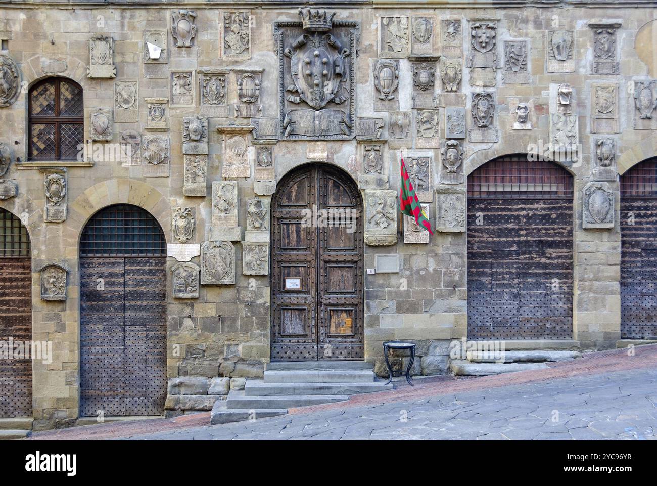 Stemmi e porte pesanti sulla facciata di Palazzo Pretorio, Arezzo, Toscana, Italia, Europa Foto Stock