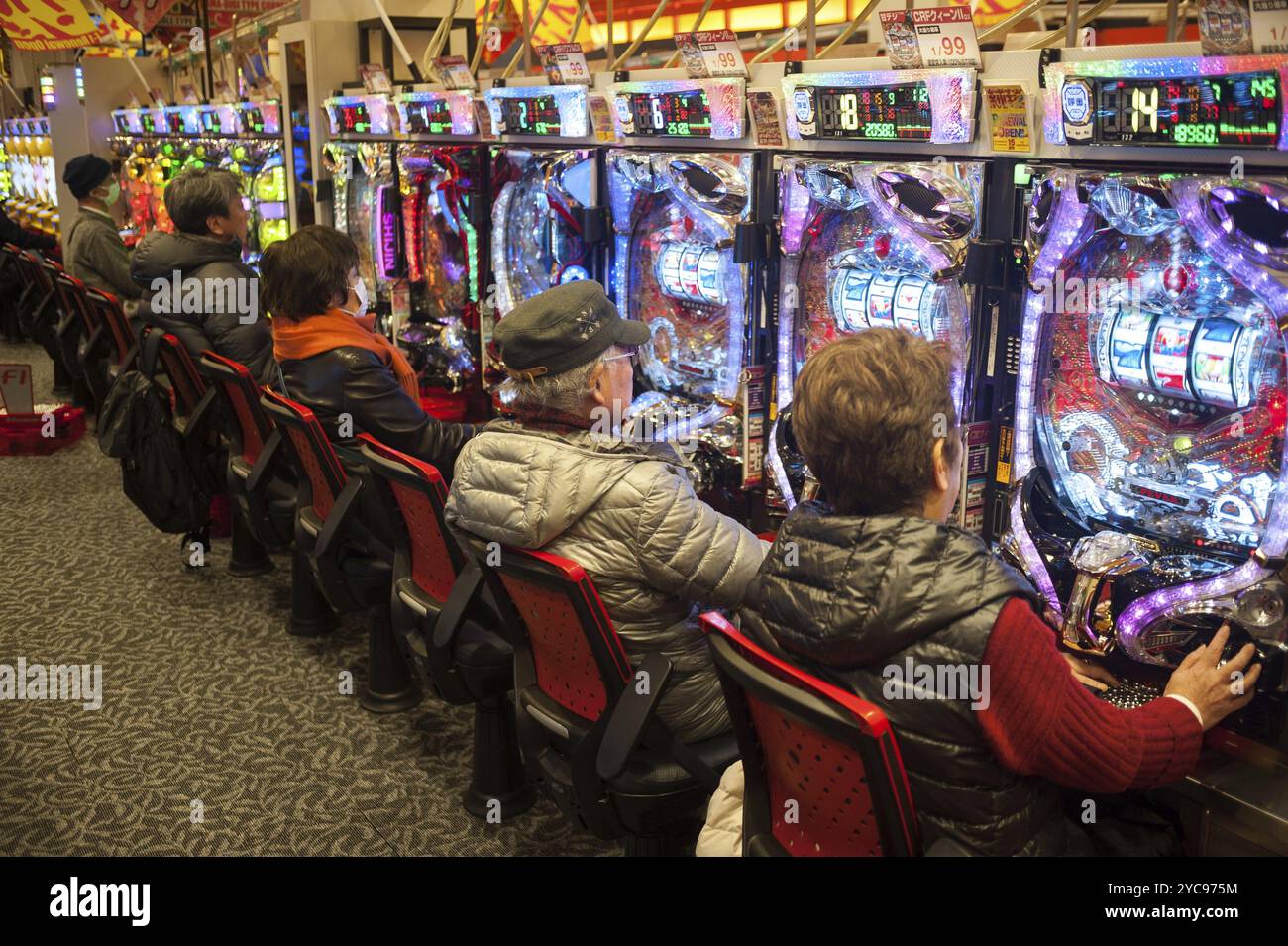 25.12.2017, Kyoto, Giappone, Asia, i giapponesi si siedono davanti alle slot machine in una sala giochi di Kyoto e passano il tempo con il pachinko. Il Giappone genera m Foto Stock