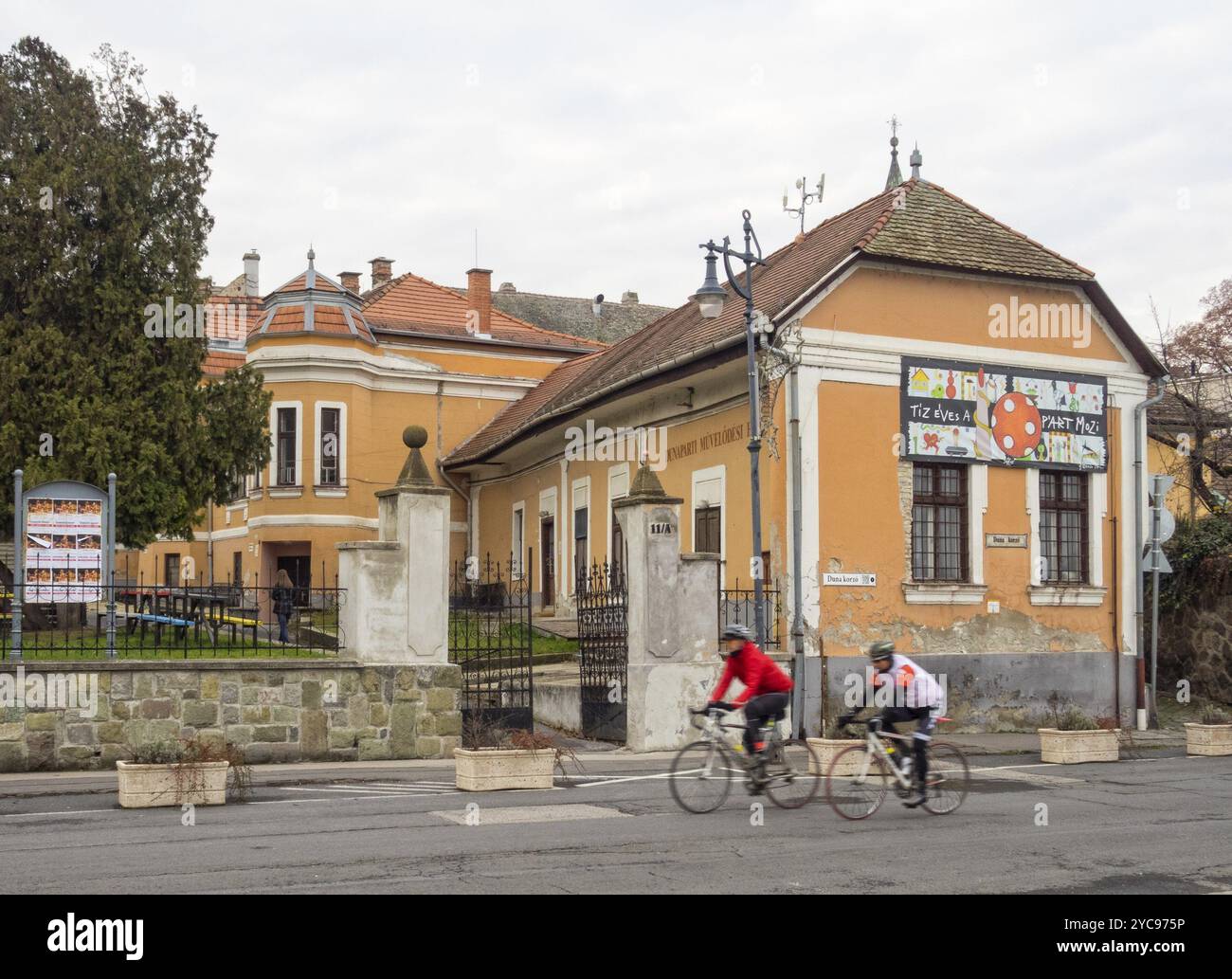 Il cinema P'Art di dieci anni in questa vecchia casa sulla Promenade del Danubio (Duna Korzo) è una delle principali basi culturali della città, Szentendre, Ungheria Foto Stock Il cinema P'Art di dieci anni in questa vecchia casa sulla Promenade del Danubio (Duna Korzo) è una delle principali basi culturali della città, Szentendre, Ungheria Foto Stock