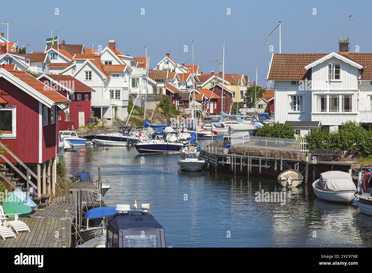 Cottage e barche sul canale in una vecchia pesca villaggio Foto Stock
