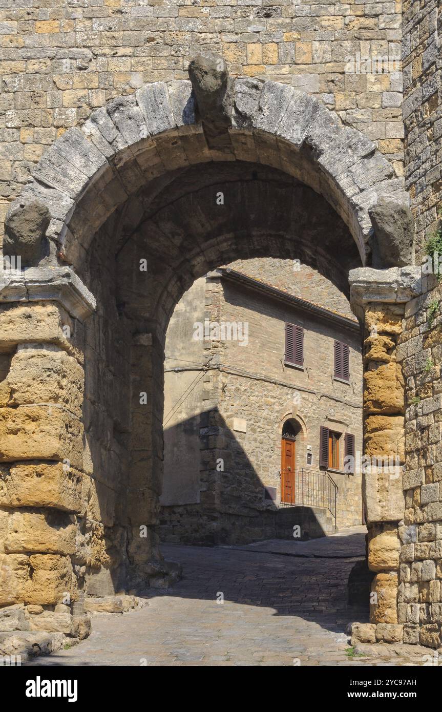 Porta all'Arco, una delle porte della città, è il monumento architettonico etrusco più famoso di Volterra, Toscana, Italia, Europa Foto Stock