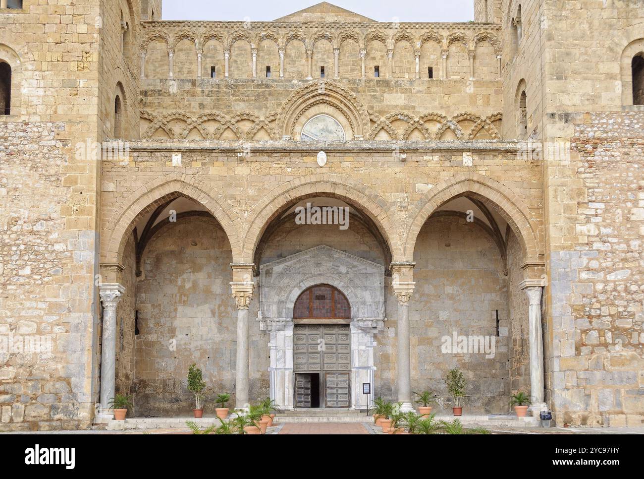 Il portico quattrocentesco della Cattedrale-Basilica ha tre archi: Cefalù, Sicilia, Italia, Europa Foto Stock