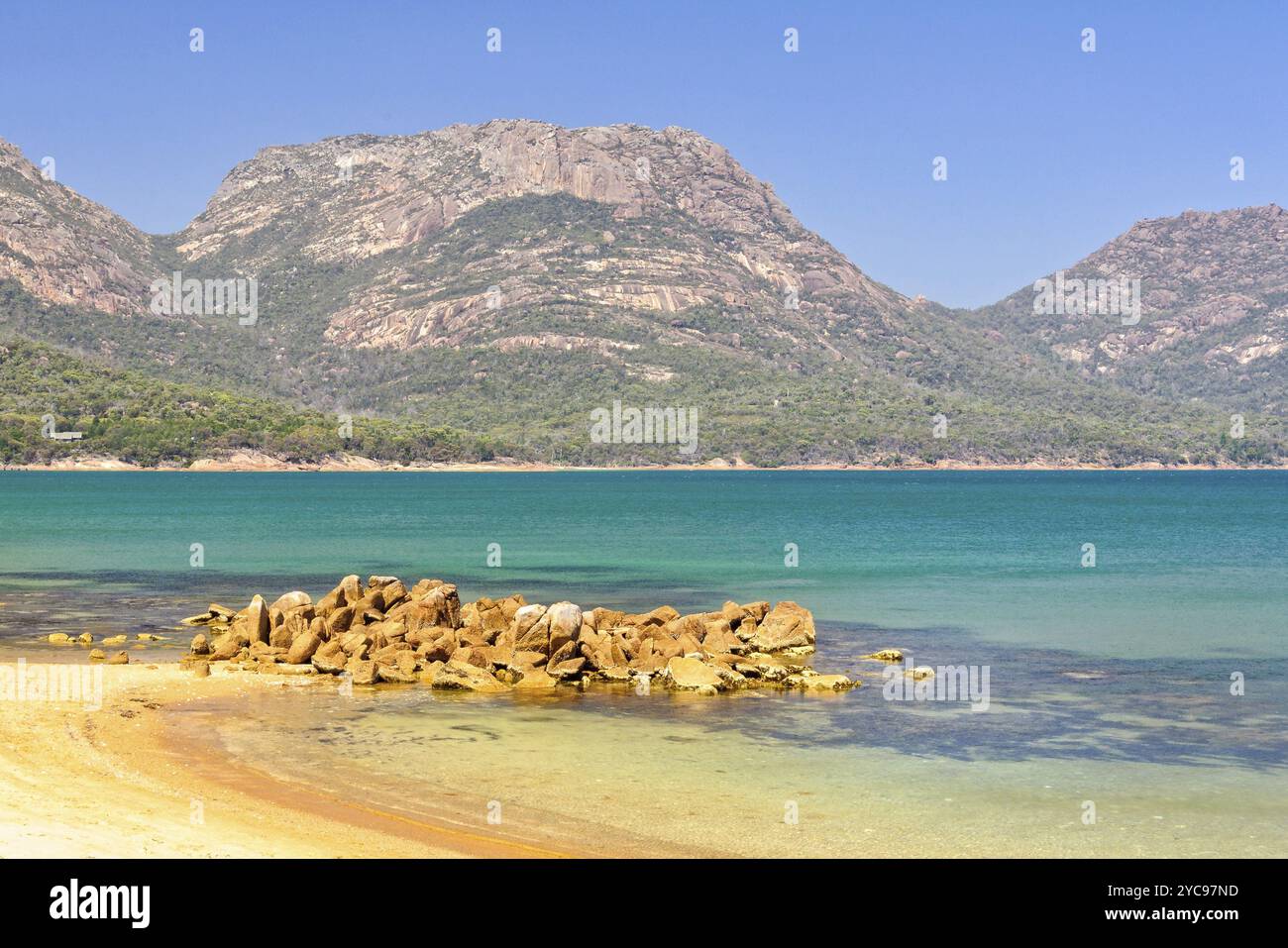 Le catene montuose Hazards fotografate dalla spiaggia di Richardsons presso il centro visitatori del Freycinet National Park, Coles Bay, Tasmania, Austra Foto Stock