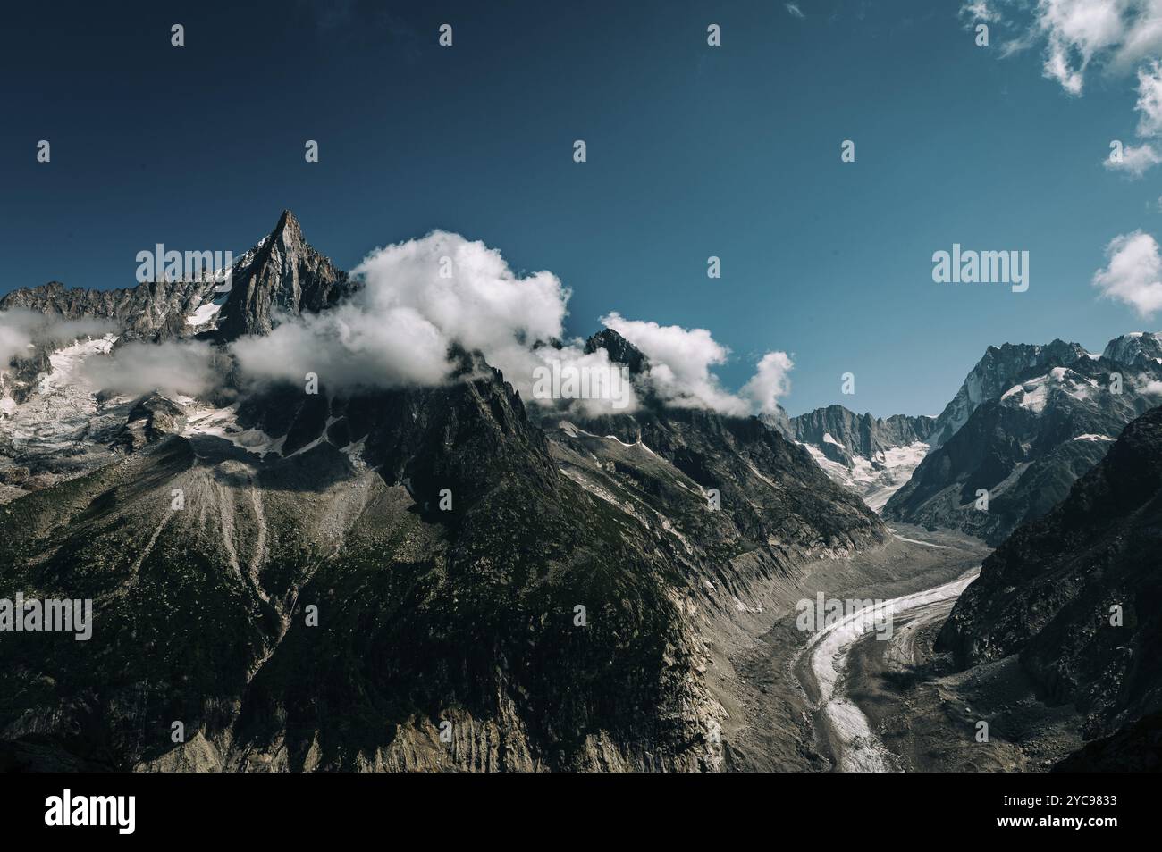 Valle di montagna con cime imponenti, ghiacciai e nuvole sotto un cielo blu, Francia, Alpi, regione del Monte bianco, Europa Foto Stock