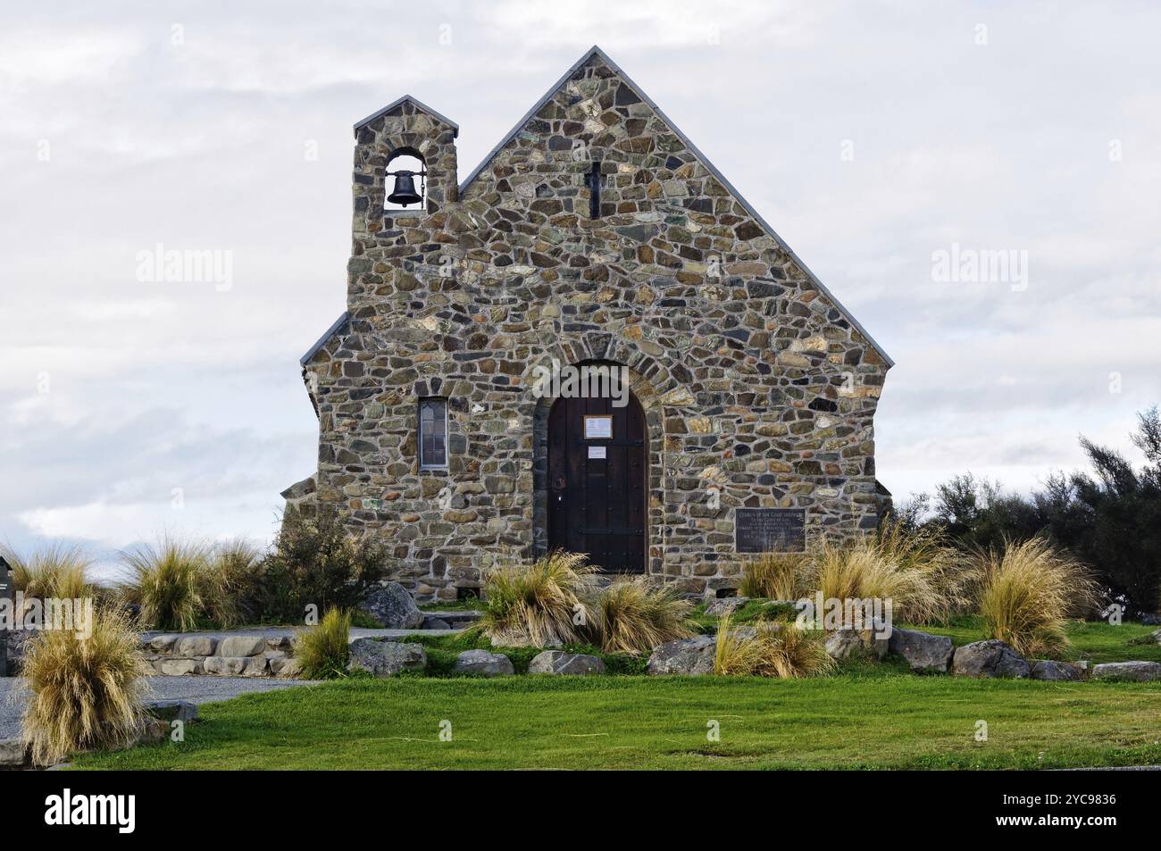 La rustica blu-chiesa di pietra del Buon Pastore a Lago Tekapo sull'Isola del Sud della Nuova Zelanda Foto Stock