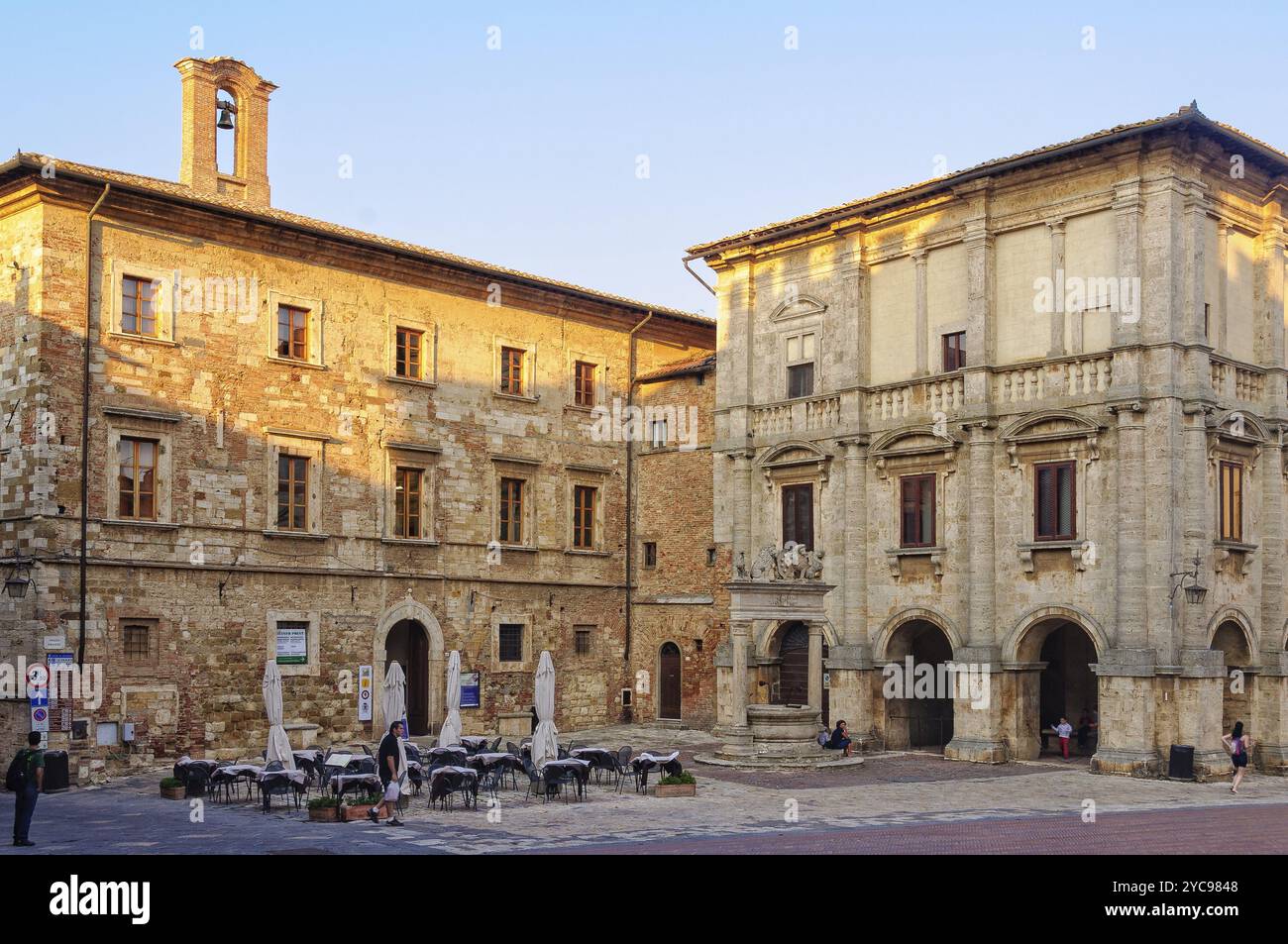 Piazza della città (Piazza grande) prima dell'orario di cena, Montepulciano, Toscana, Italia, 27 settembre 2011, Europa Foto Stock