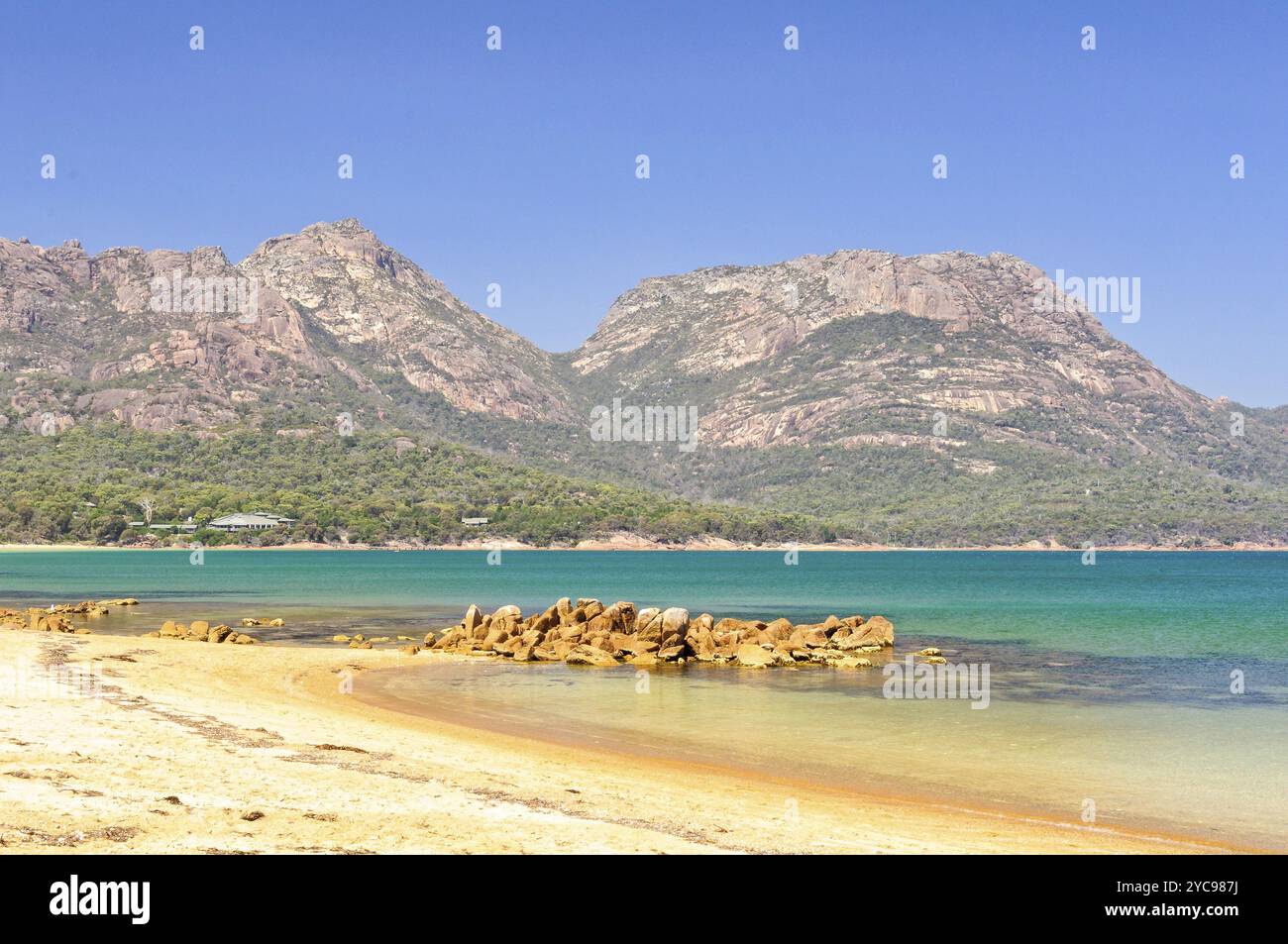 Le catene montuose Hazards fotografate dalla spiaggia di Richardsons presso il centro visitatori del Freycinet National Park, Coles Bay, Tasmania, Austra Foto Stock