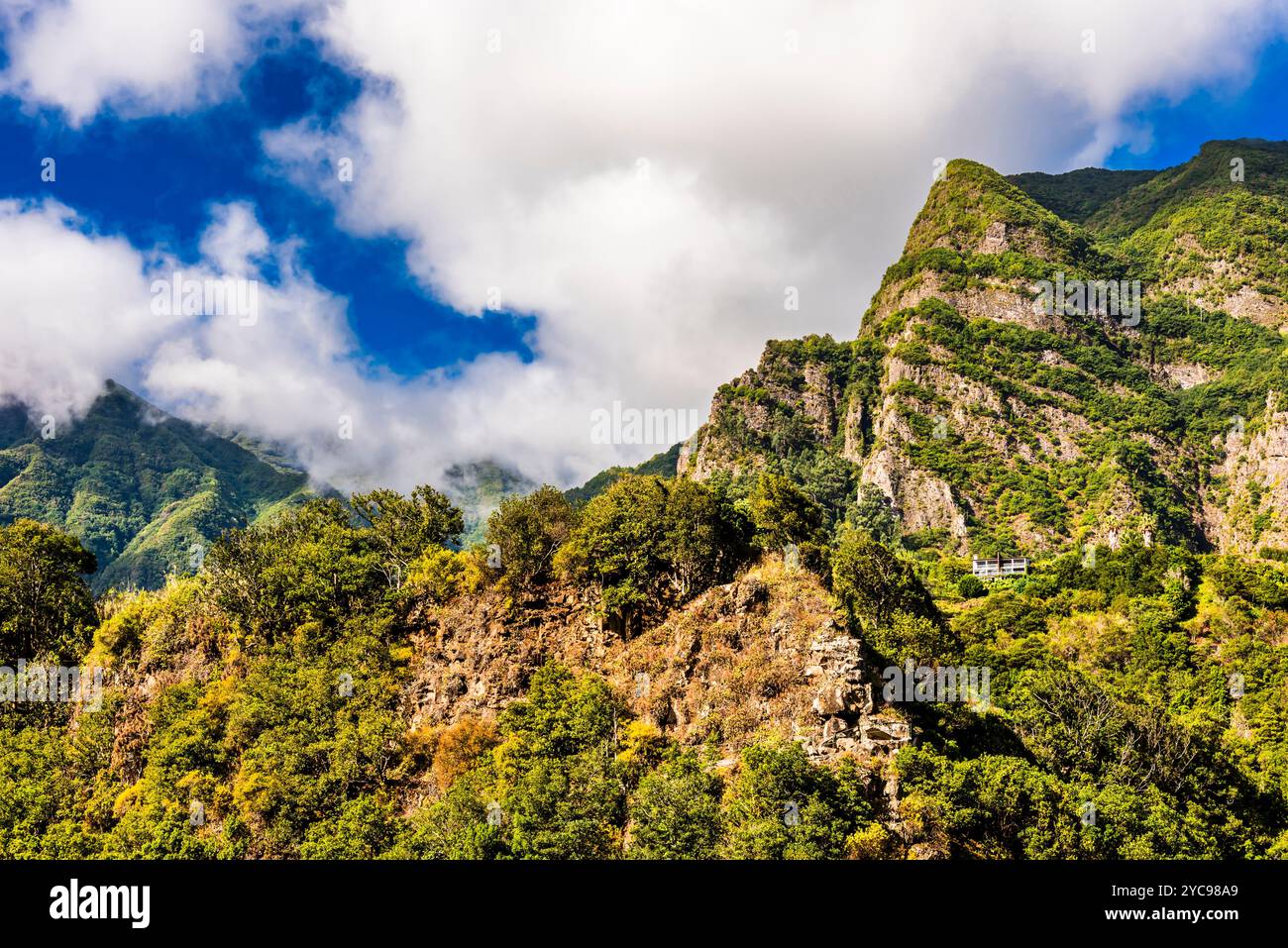 Le scogliere e le montagne sopra passo, Sao Vicente, Madeira, Portogallo Foto Stock