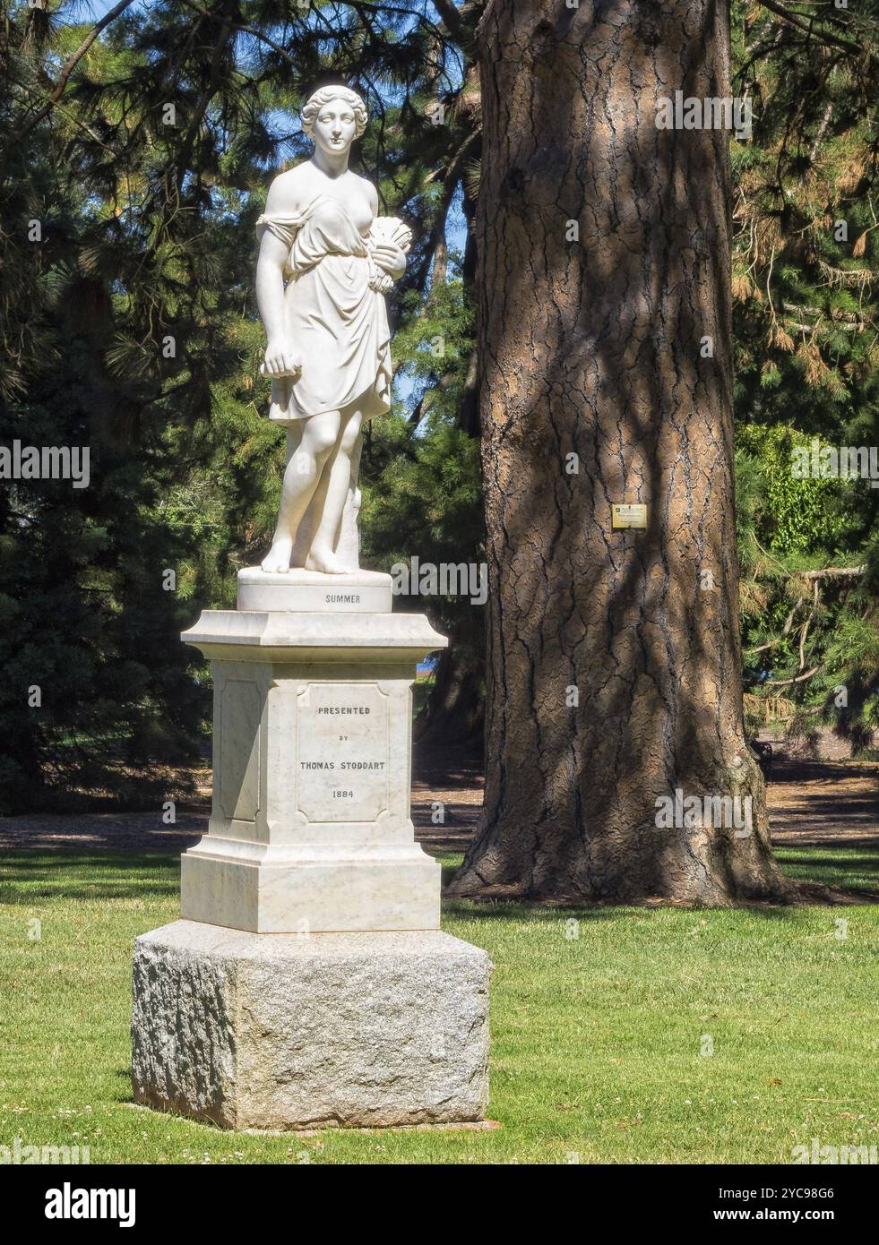 La statua in marmo dell'estate nei giardini botanici di Ballarat simboleggia il tempo del raccolto, Ballarat, Victoria, Australia, Oceania Foto Stock