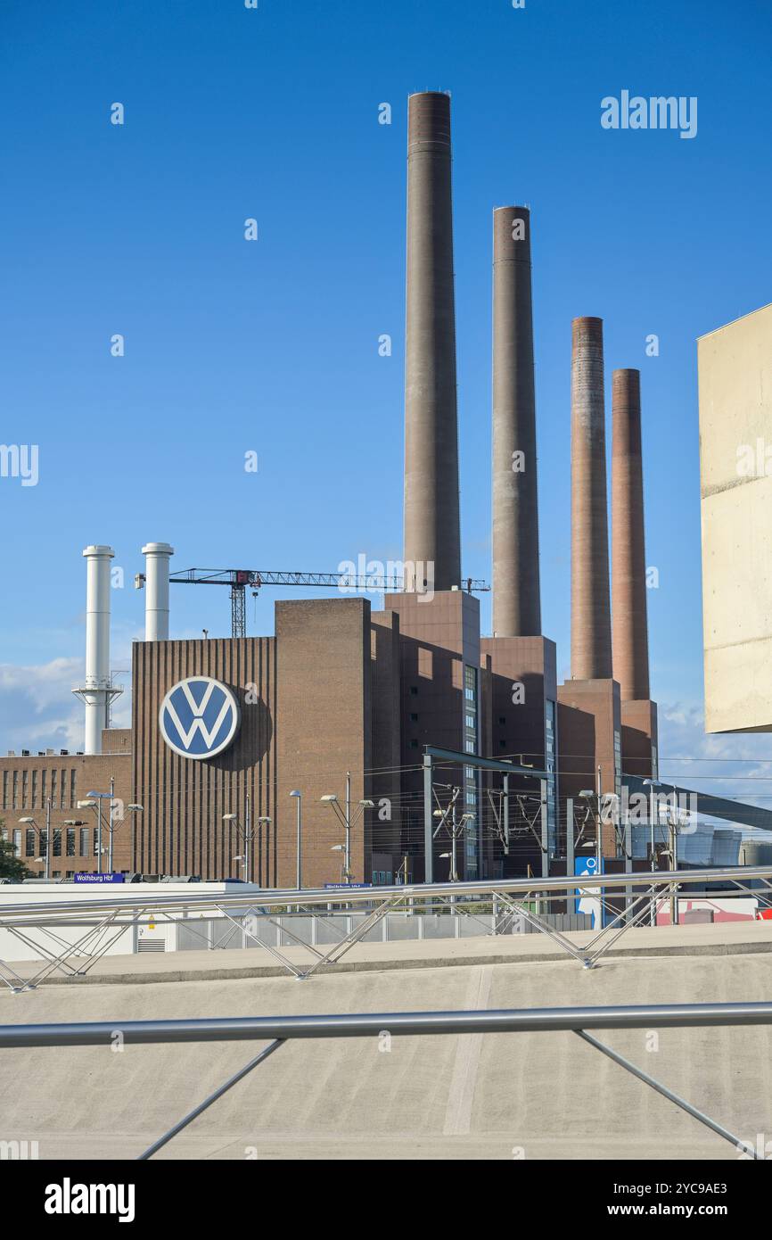 Logo Volkswagen presso la centrale elettrica VW, stabilimento di Wolfsburg, bassa Sassonia, Germania, logo Volkswagen AM VW-Kraftwerk, Werk Wolfsburg, Niedersachsen, Deutsch Foto Stock