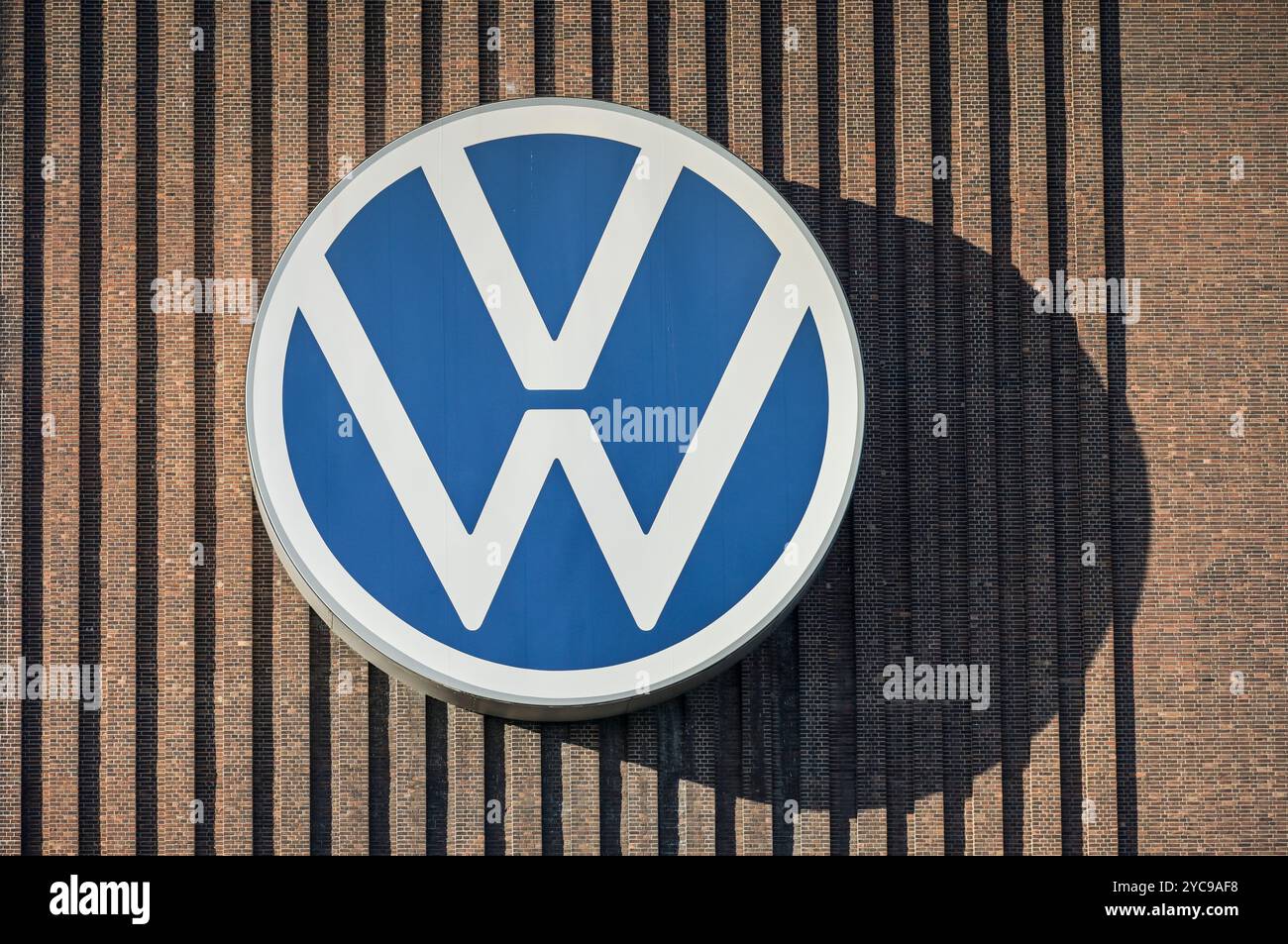 Logo Volkswagen presso la centrale elettrica VW, stabilimento di Wolfsburg, bassa Sassonia, Germania, logo Volkswagen AM VW-Kraftwerk, Werk Wolfsburg, Niedersachsen, Deutsch Foto Stock