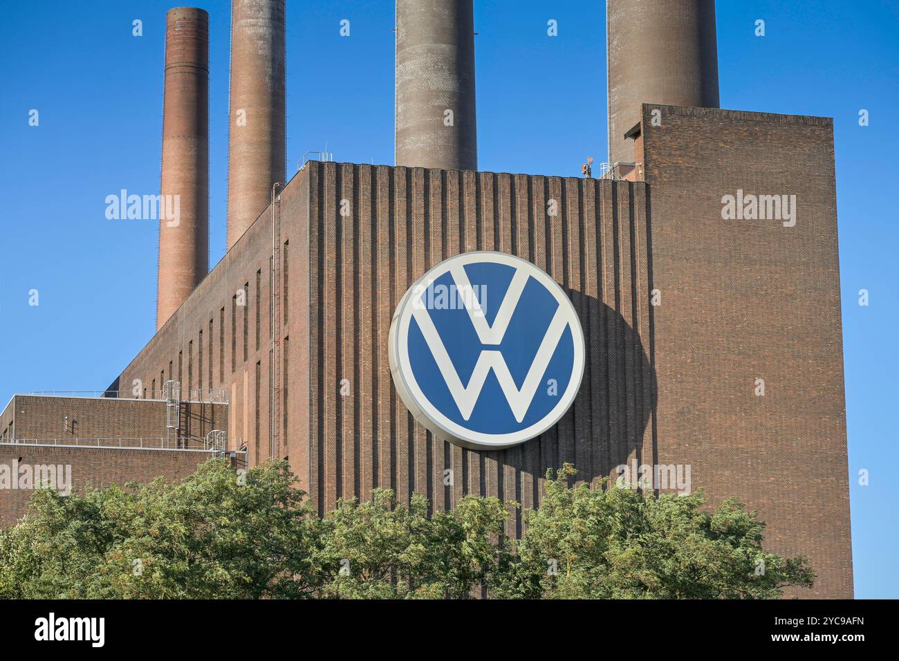 Logo Volkswagen presso la centrale elettrica VW, stabilimento di Wolfsburg, bassa Sassonia, Germania, logo Volkswagen AM VW-Kraftwerk, Werk Wolfsburg, Niedersachsen, Deutsch Foto Stock