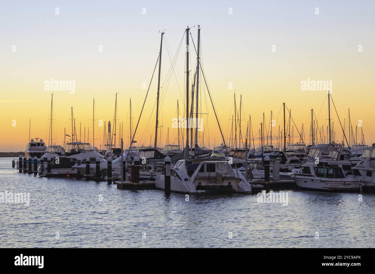 Tramonto sul porticciolo Hillarys pieno di barche ormeggiate, Perth, WA, Australia, Oceania Foto Stock