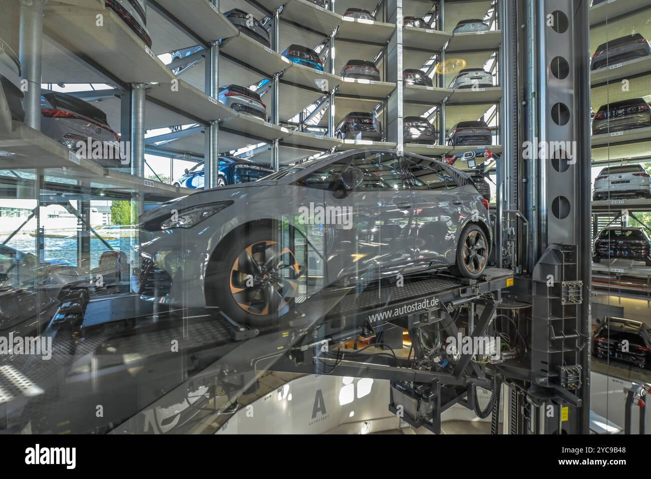 Torre interna, ascensore, veicoli, Autostadt Volkswagen, Wolfsburg, bassa Sassonia, Germania, Autoturm innen, Lift, Fahrzeuge, Niedersachsen, Germania Foto Stock