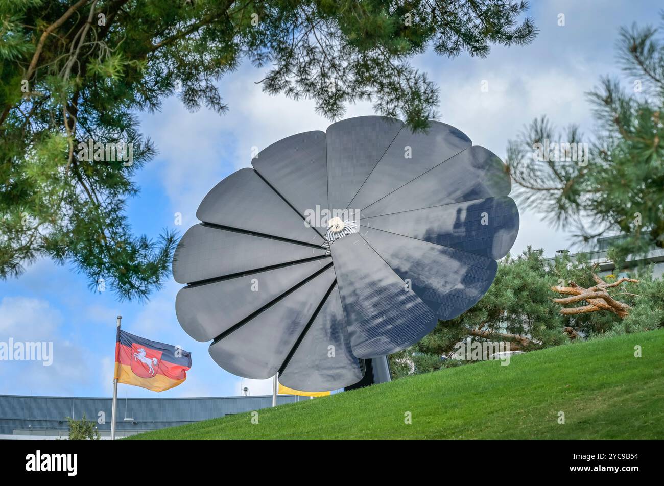 Sistema solare a forma di fiore, Smartflower, Autostadt Volkswagen, Wolfsburg, bassa Sassonia, Germania, ALS Blume geformte Solaranlage, Niedersachsen, Deutsc Foto Stock