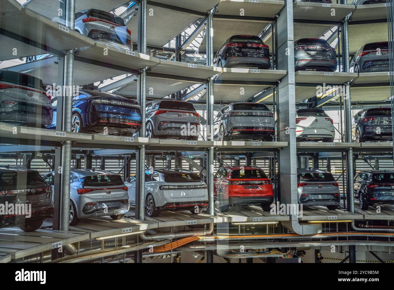 Torre interna, ascensore, veicoli, Autostadt Volkswagen, Wolfsburg, bassa Sassonia, Germania, Autoturm innen, Lift, Fahrzeuge, Niedersachsen, Germania Foto Stock