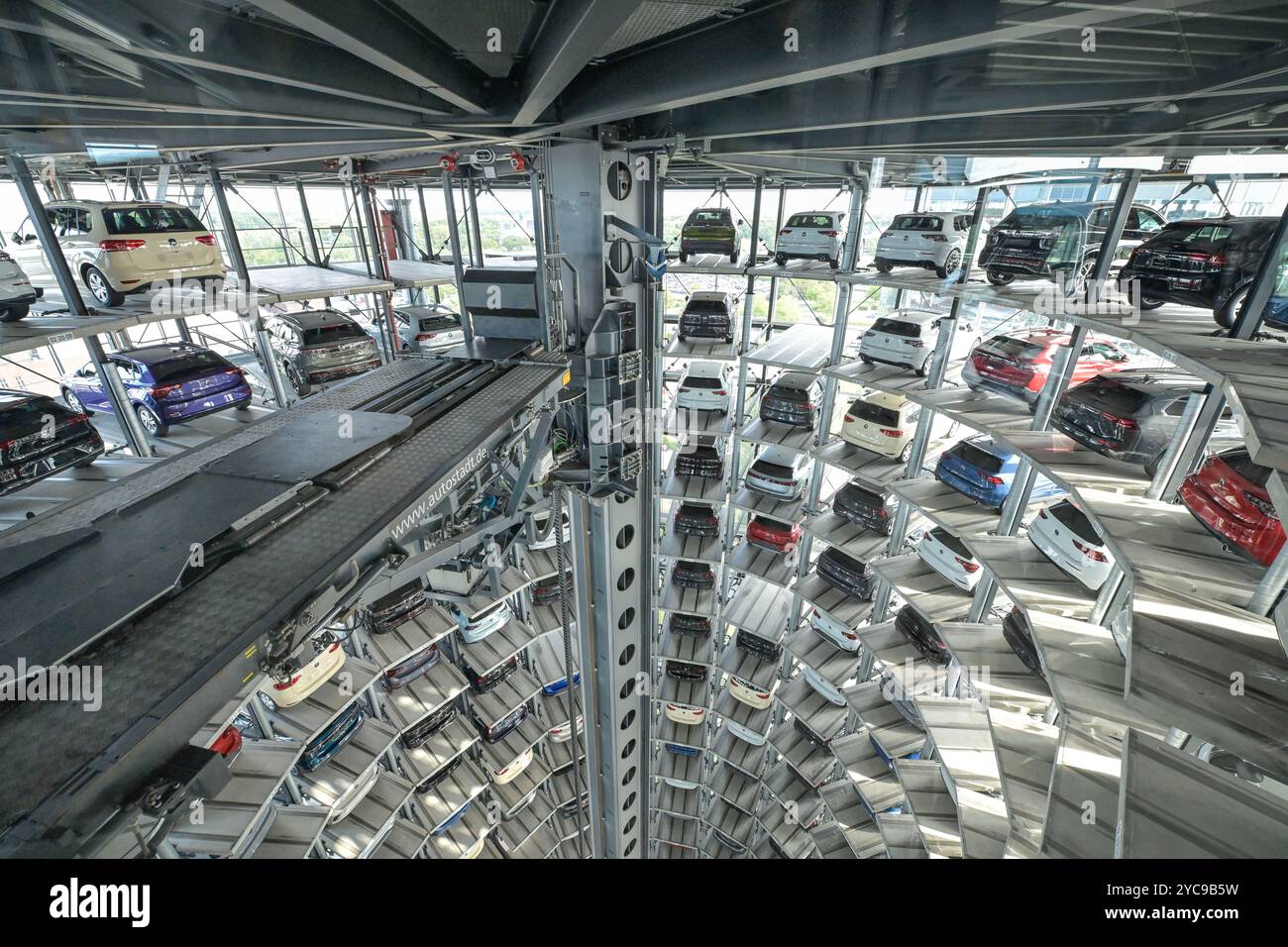 Torre interna, ascensore, veicoli, Autostadt Volkswagen, Wolfsburg, bassa Sassonia, Germania, Autoturm innen, Lift, Fahrzeuge, Niedersachsen, Germania Foto Stock