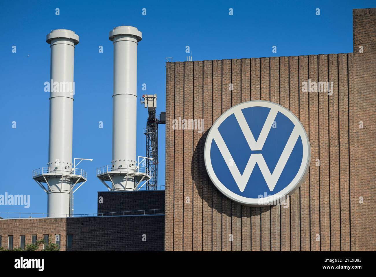 Logo Volkswagen presso la centrale elettrica VW, stabilimento di Wolfsburg, bassa Sassonia, Germania, logo Volkswagen AM VW-Kraftwerk, Werk Wolfsburg, Niedersachsen, Deutsch Foto Stock