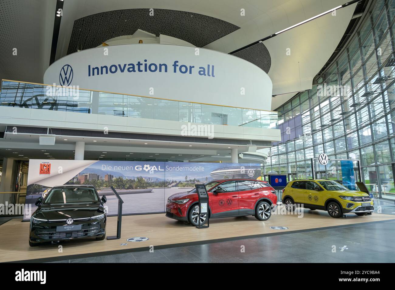 VW Customer Center, Exhibition of New Cars ID, Autostadt Volkswagen, Wolfsburg, bassa Sassonia, Germania, VW Kundencenter, Austellung von Neuwagen, Idaho, Ni Foto Stock