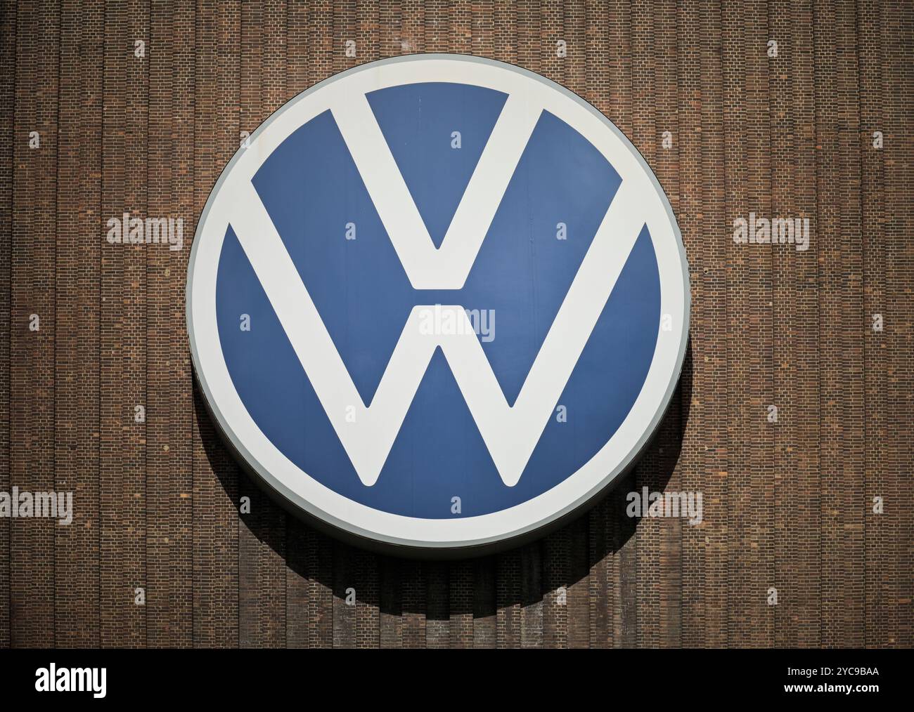 Logo Volkswagen presso la centrale elettrica VW, stabilimento di Wolfsburg, bassa Sassonia, Germania, logo Volkswagen AM VW-Kraftwerk, Werk Wolfsburg, Niedersachsen, Deutsch Foto Stock