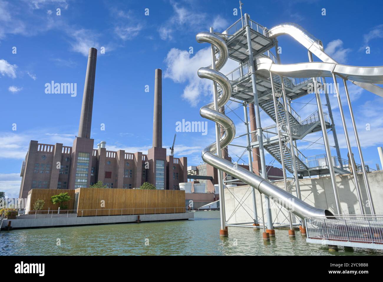 Scivolo gigante, Autostadt, centrale elettrica VW, Mittelland Canal, Wolfsburg, bassa Sassonia, Germania, Riesenrutsche, VW-Kraftwerk, Mittellandkanal, Niedersachse Foto Stock