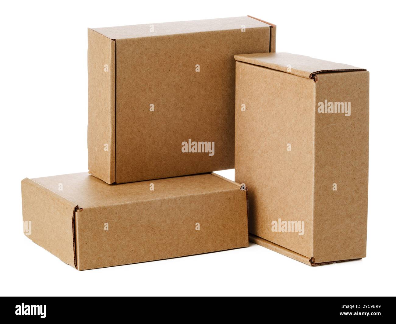 Scatole in cartone marrone impilate in varie misure disposte su sfondo bianco Foto Stock