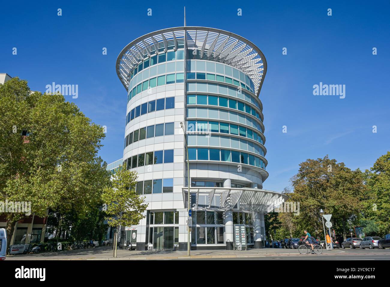 Edificio commerciale e per uffici a Kurfürstendamm 119 angolo Bornstedter Straße dell'architetto Helmut Jahn, Charlottenburg-Wilmersdorf, Berlino, Germania, Foto Stock