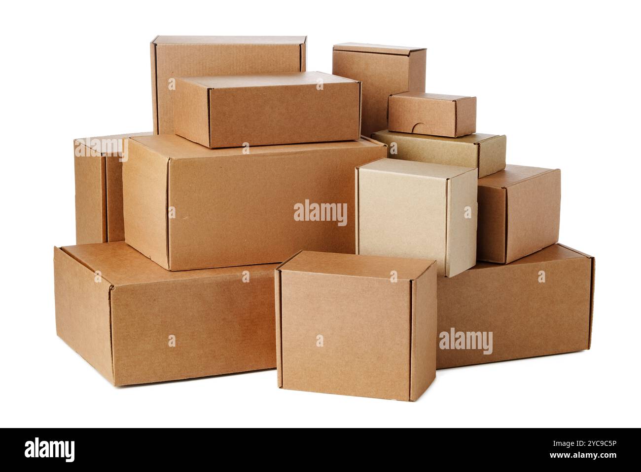 Scatole in cartone marrone impilate in varie misure disposte su sfondo bianco Foto Stock