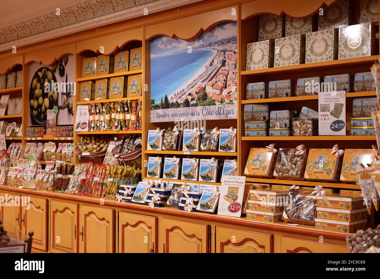 NIZZA, FRANCIA - 9 agosto 2024: Negozio di caramelle di lusso a Nizza (Costa Azzurra); prodotti biologici, souvenir di cioccolato Foto Stock