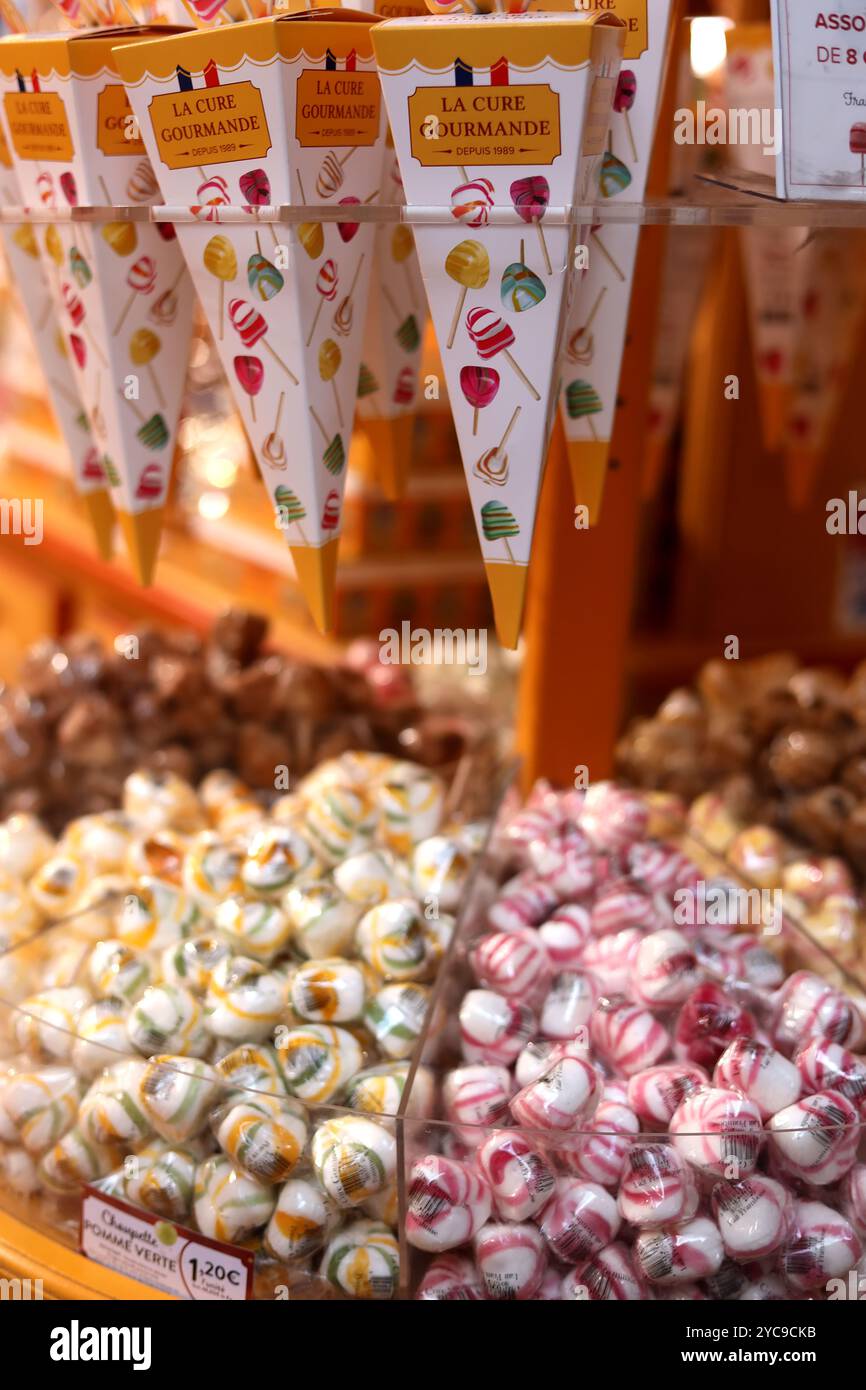 NIZZA, FRANCIA - 9 agosto 2024: Negozio di caramelle di lusso a Nizza (Costa Azzurra); prodotti biologici, souvenir di cioccolato Foto Stock