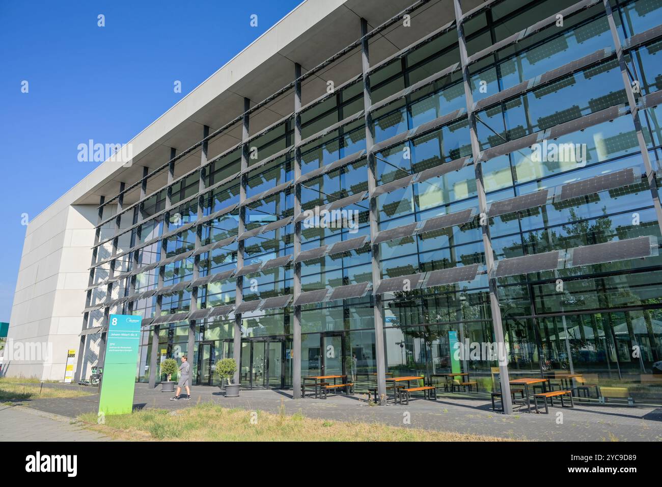 Centro per il fotovoltaico e le energie rinnovabili ZPV, Johann-Hittorf-Straße, Adlershof, Treptow-Köpenick, Berlino, Germania, Zentrum für Photovoltaik und Foto Stock