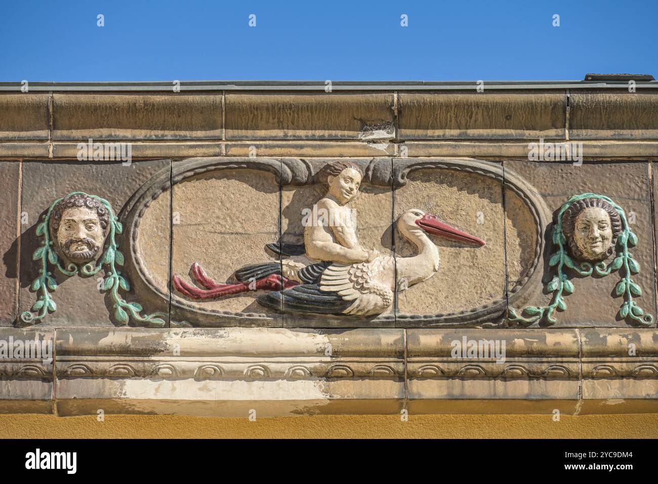 Stork porta i bambini, sollievo nel vecchio edificio, ex clinica per donne e bambini, oggi parco residenziale St. Marien, Mariendorfer Weg, Neukölln Foto Stock