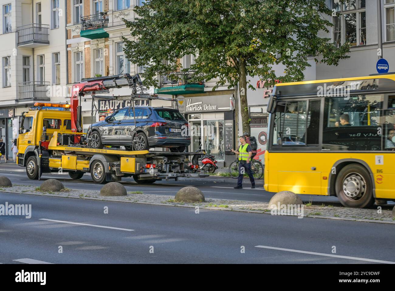 BVG allontana le auto parcheggiate illegalmente nella corsia degli autobus, Hauptstraße, Schöneberg, Tempelhof-Schöneberg, Berlino, Germania, BVG schleppt Falschparker auf der Foto Stock